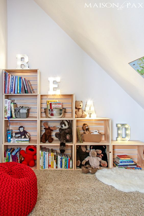 Półka na książki w pokoju dziecka