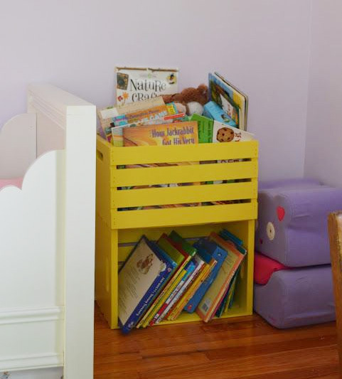 Półka na książki w pokoju dziecka