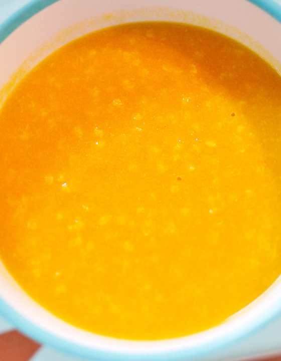 Krem z dyni z królikiem i kaszą jaglaną