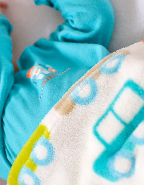 Czym przykrywać niemowlaka?