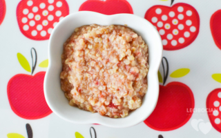 Płatki jaglane z malinami i daktylami