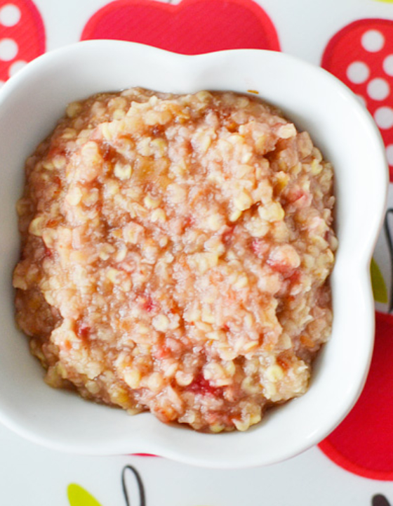 Płatki jaglane z malinami i daktylami