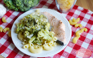 Makaron z brokułami i łososiem