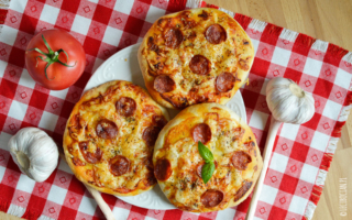 Mini pizza z chorizo – aromatyczna i chrupiąca