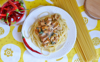 Makaron z kurkami w sosie serowym