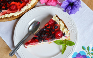 Krucha tarta z malinami i jagodami