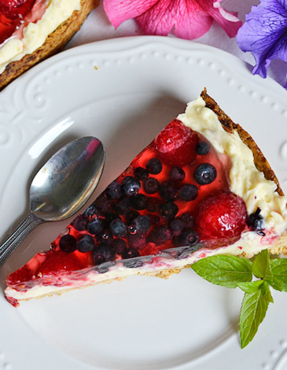 Krucha tarta z malinami i jagodami