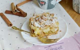 Kruche ciasto z rabarbarem i budyniem