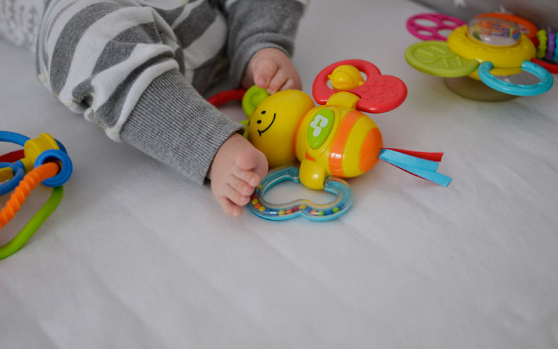 5 zabawek, które nie znudzą się niemowlakowi po 5 minutach