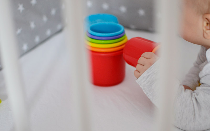 Zabawki dla niemowlaka - Kolorowe kubeczki