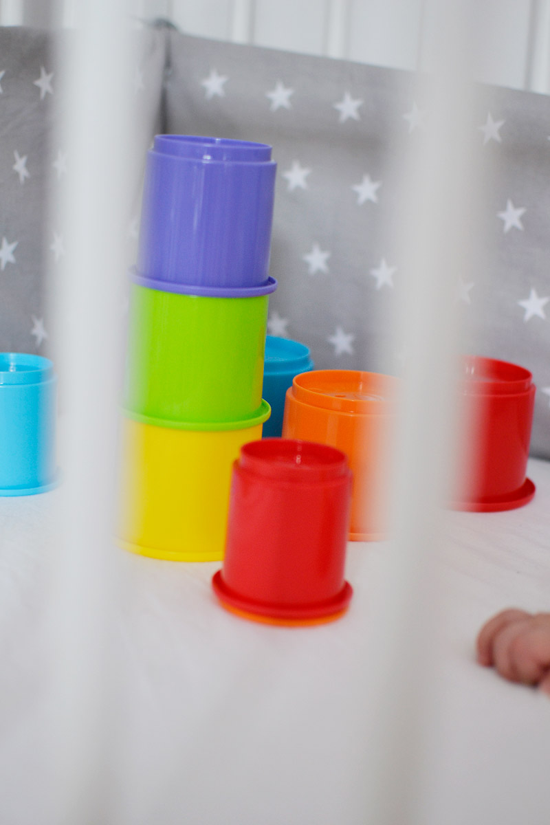 Zabawki dla niemowlaka - Kolorowe kubeczki