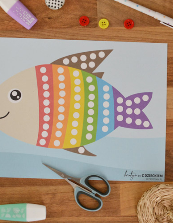 Tęczowa rybka – wyklejanka dla dzieci do druku