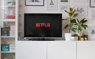 Fajne seriale na Netflixie – 12 seriali, które warto zobaczyć