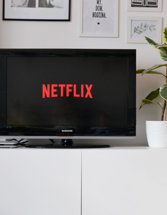 Fajne seriale na Netflixie – 12 seriali, które warto zobaczyć