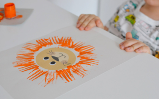 Malowanie farbami dla dzieci – Lew malowany widelcem