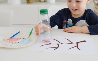 Kreatywne malowanie farbami butelką – Wiosenne kwiaty