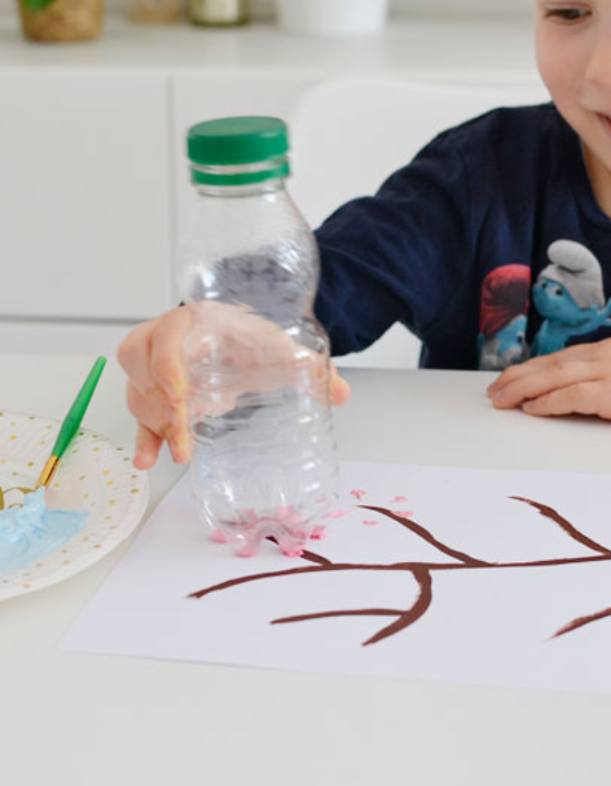 Kreatywne malowanie farbami butelką – Wiosenne kwiaty