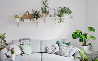 Wiszące półki na kwiaty w salonie