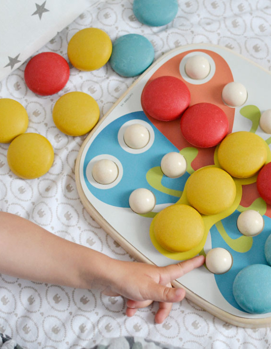 Układanka dla malucha, która uczy kolorów