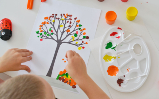 Jesienne drzewo malowane patyczkami – szablon do druku