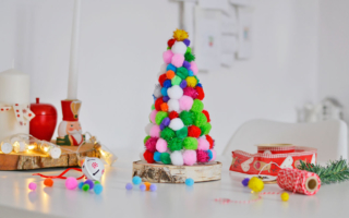 Choinka z pomponów DIY – świąteczne ozdoby dla dzieci