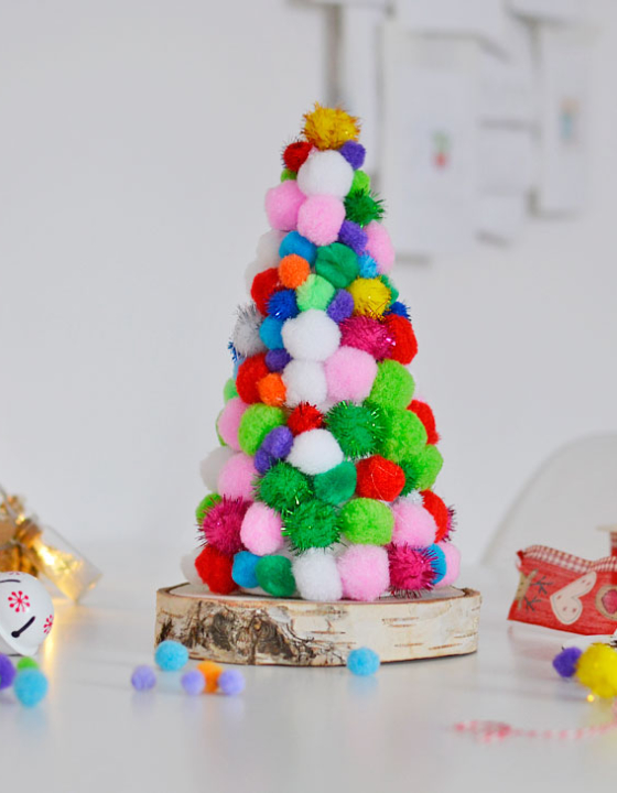 Choinka z pomponów DIY – świąteczne ozdoby dla dzieci