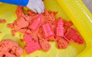 Piasek kinetyczny – jaki wybrać dla dziecka?