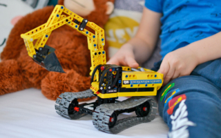 Jedne klocki i 25 możliwości złożenia – Hi-tech robot i koparka