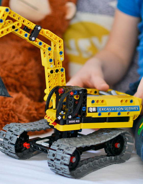 Jedne klocki i 25 możliwości złożenia – Hi-tech robot i koparka