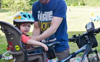 Jak przewozić małe dziecko na rowerze?