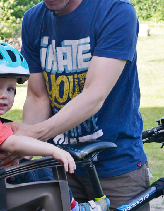 Jak przewozić małe dziecko na rowerze?