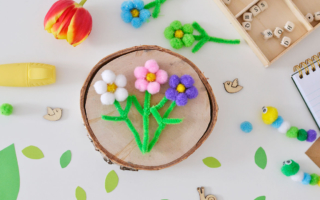 Wiosenne kwiatki z pomponów – wiosenne prace dla dzieci