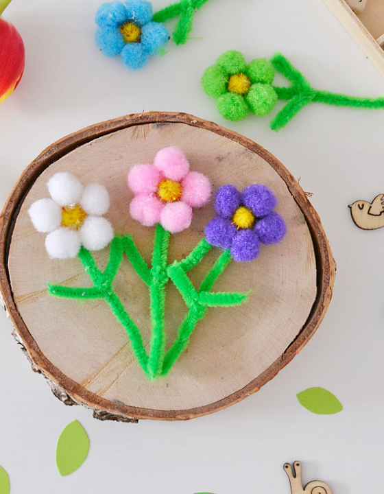 Wiosenne kwiatki z pomponów – wiosenne prace dla dzieci