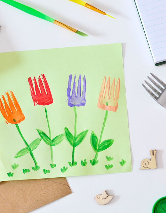 Kwiaty malowane widelcem – wiosenne zabawy dla dzieci