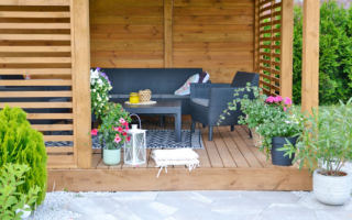 Drewniana altana w ogrodzie