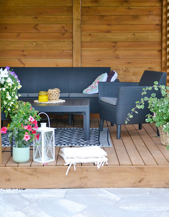 Drewniana altana w ogrodzie