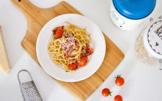 Makaron z szynką parmeńską i pomidorami