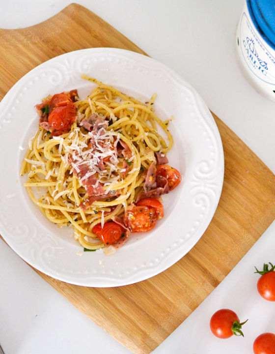 Makaron z szynką parmeńską i pomidorami