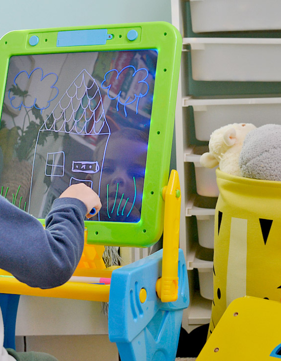 Świecące biurko do rysowania i zabawy