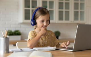 Język angielski dla dzieci – nauka online czy stacjonarnie?