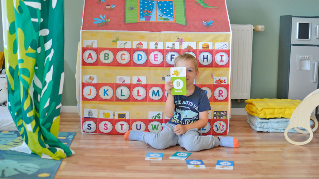 Dom zabaw Montessori do zabawy i nauki alfabetu