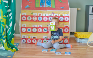 Dom zabaw Montessori do zabawy i nauki alfabetu