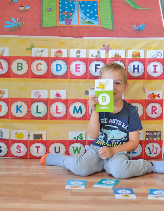 Dom zabaw Montessori do zabawy i nauki alfabetu