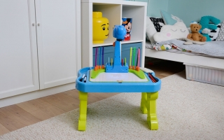 Biurko z projektorem do nauki rysowania i pisania