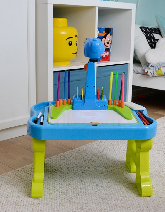 Biurko z projektorem do nauki rysowania i pisania