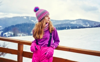 Komplet zimowy dla dziewczynki – wybieramy ciepłą czapkę, szalik i rękawiczki