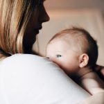 Pierwsze dni po porodzie – opieka nad noworodkiem