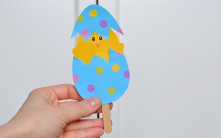 Kurczak z papieru wyskakujący z jajka