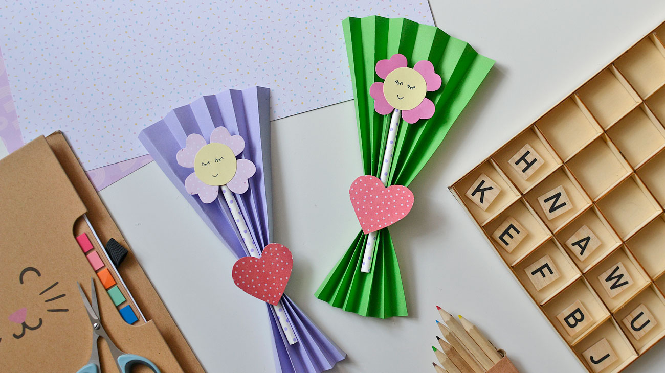 Wiosenne bukiety kwiatów z papieru to pomysły na wiosenną pracę plastyczną i prezent z okazji Dnia Kobiet. Zobacz jak łatwo można zrobić bukiety kwiatów z papieru i papierowych słomek!