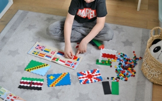 Klocki Plus Plus – flagi, litery i świecące klocki